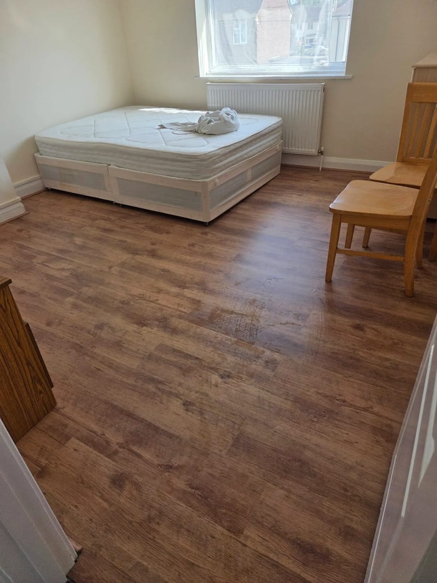 image of bedroom laminate flooring