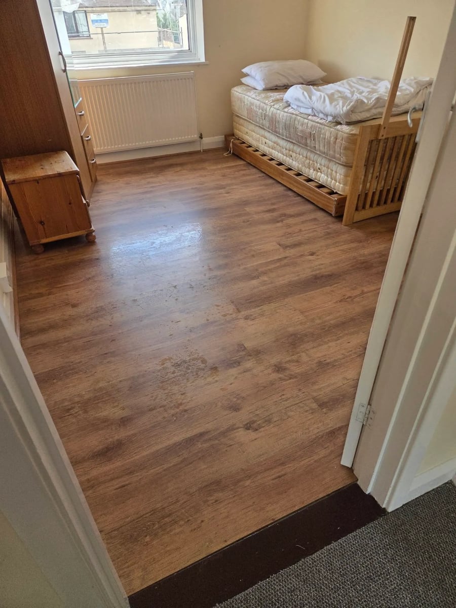 image of bedroom laminate flooring