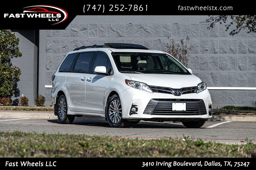 2018 Toyota Sienna XLE's photo