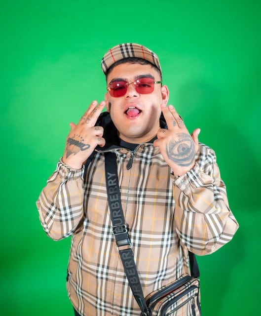 Uzielito Mix background