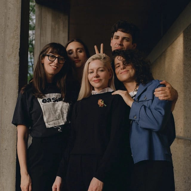 Alvvays background