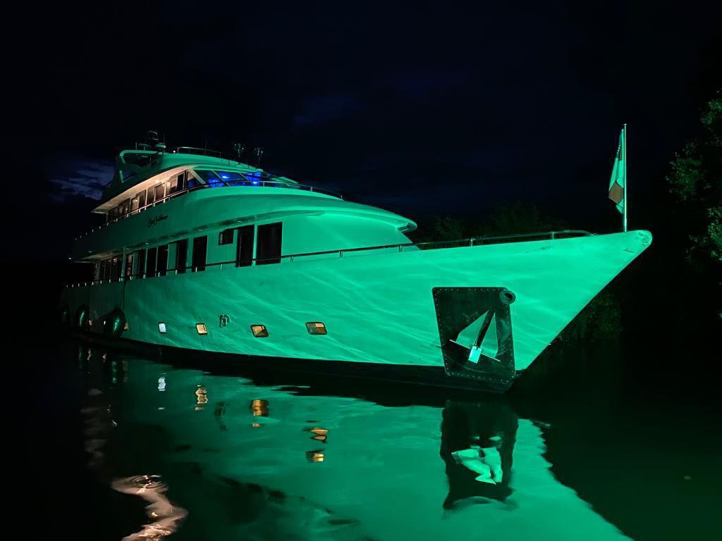 Iate Fluvial de Luxo / Barco Hotel Class — 7 Suítes, Motor Caterpillar 752 HP e Gerador Onan