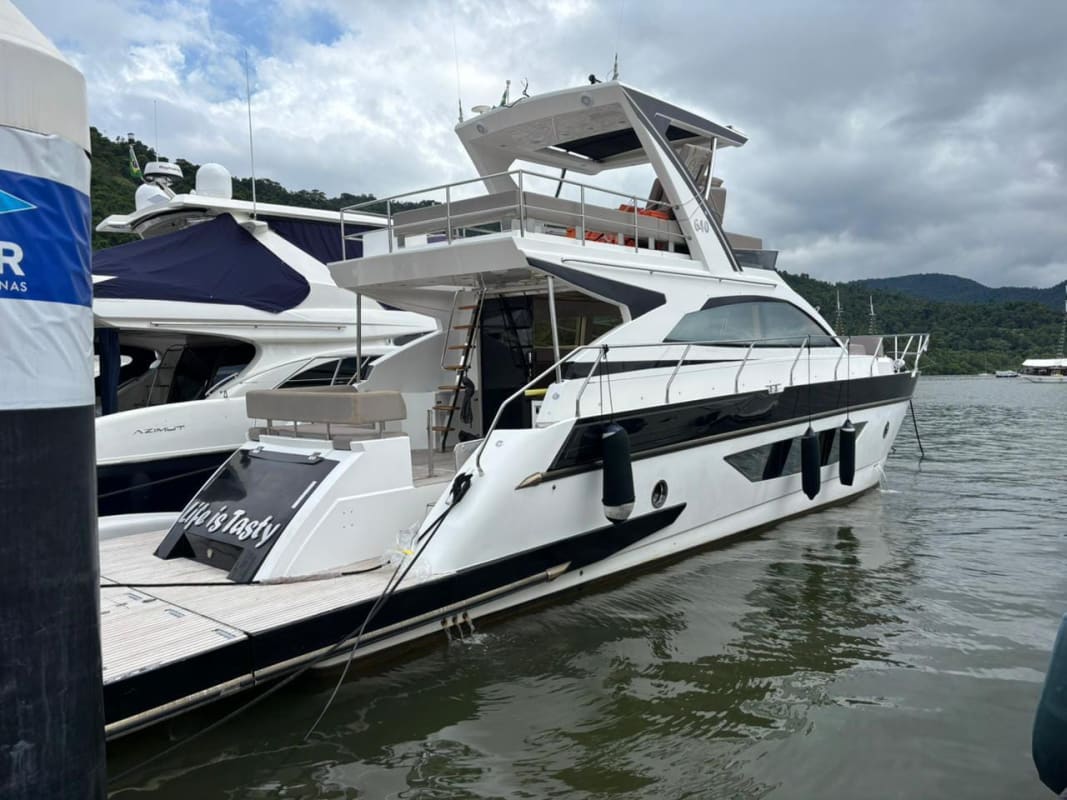 CIMITARRA 64 PÉS FLYBRIDGE