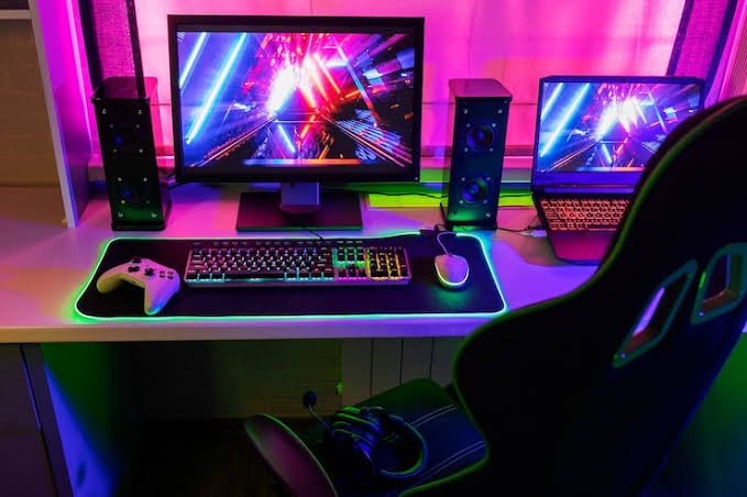 Estou montando meu PC dos sonhos e quero saber o que vocês escolheriam. Eu pensaria em:

CPU: Ryzen 9 7950X

GPU: RTX 5090 Ti

RAM: 64GB DDR5

Armazenamento: 2TB NVMe SSD
Quem mais aqui curte montar PCs monstruosos?
