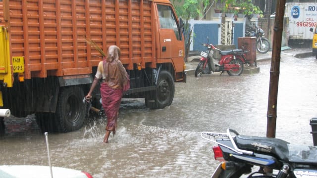 IMD rain alert today: heavy rain for Tamil Nadu and Kerala, Delhi stays dry