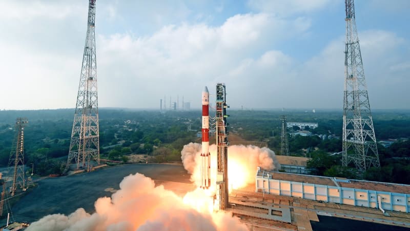 रक्षा मंत्रालय के ₹4,106 करोड़ के दो अनुबंध: वायुसेना को GSAT-7C संचार उपग्रह, नौसेना को वरुणास्त्र टॉरपीडो