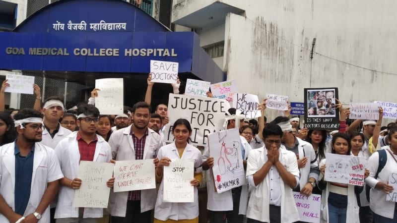 J&K मेडिकल इंटर्न की हड़ताल: ₹25,000 स्टाइपेंड का लिखित आदेश नहीं, तो काम बंद जारी