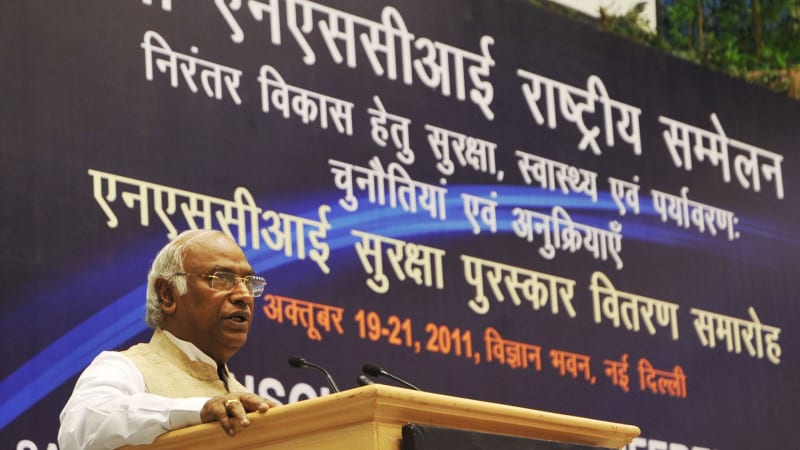 खरगे से माफी की मांग, BJP का देशभर में विरोध