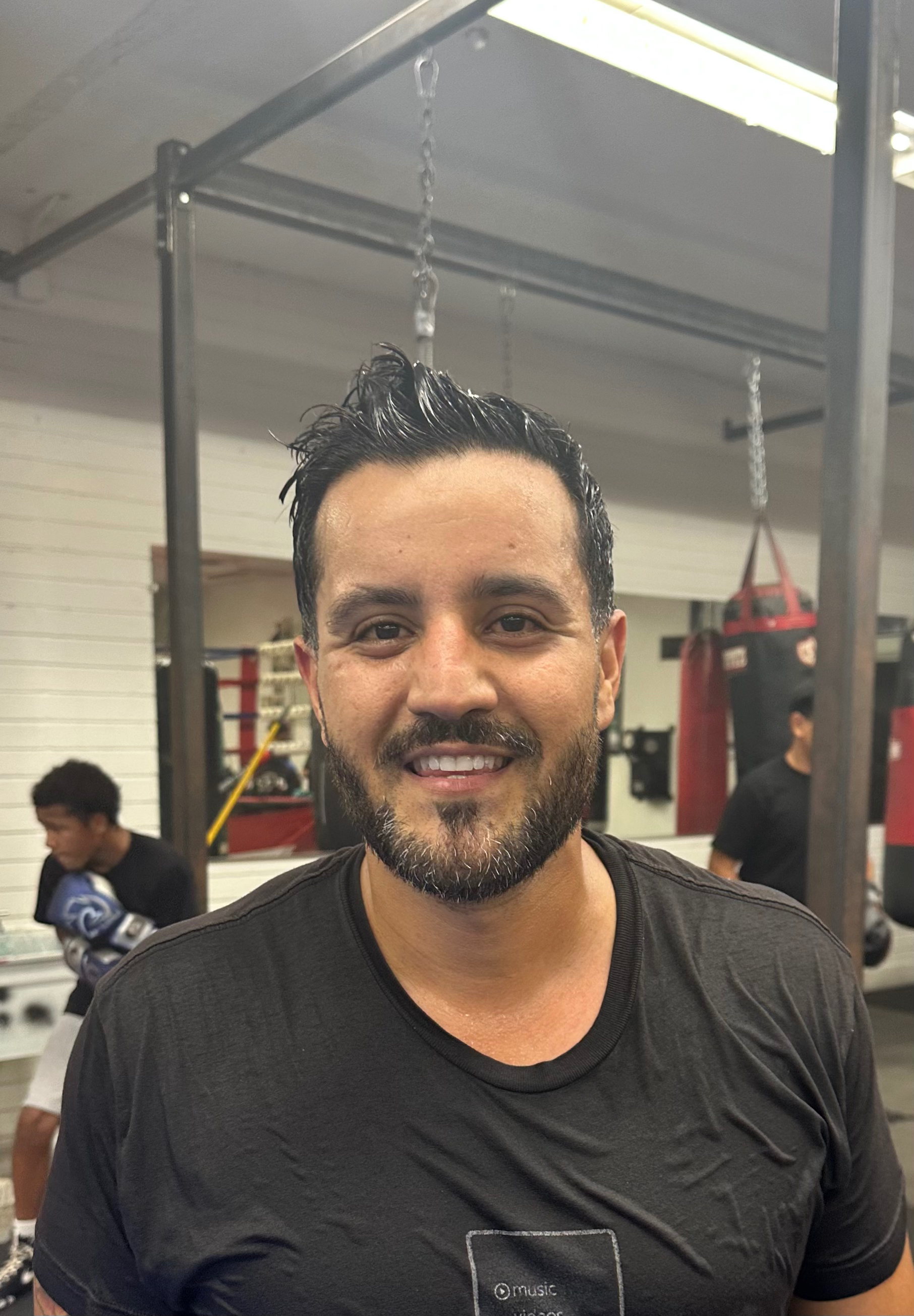 Coach Eder Lopez teaching beginner boxing fundamentals at Old School Boxing & Fitness in San Diego