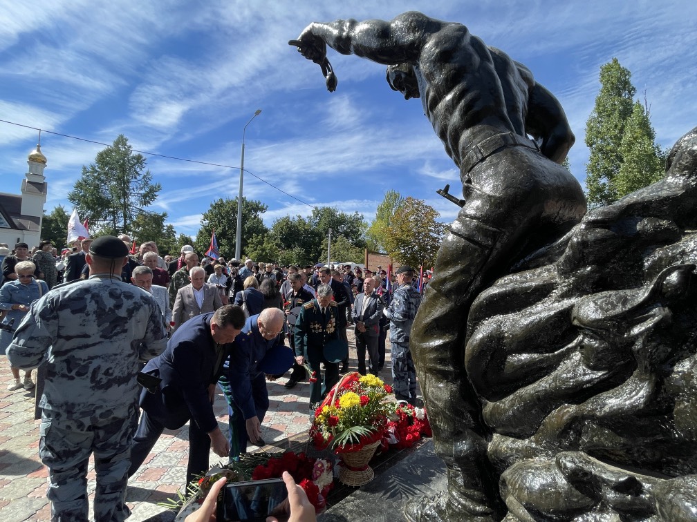 Памятник 3 солдатам. Памятник землякам погибшим в локальных войнах. Памятник погибшим солдатам. Памятник погибшему солдату. Памятник землякам погибшим в локальных войнах Саратов.