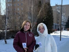 Балаковские волонтёры вышли подарили праздничное настроение жительницам города