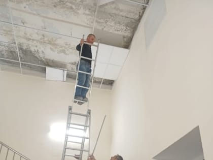 В недавно отремонтированной школе Саратова обвалился потолок
