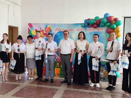 Выпускникам Балашовского района вручили Почетные знаки Губернатора Саратовской области «За отличие в учебе»