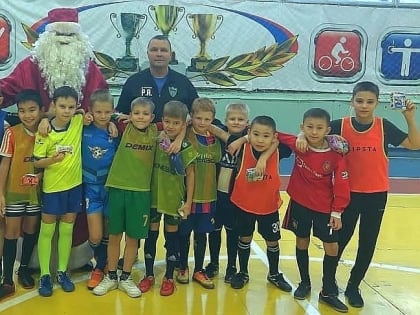 Дед Мороз посетил тренировку юных футболистов в Марксе