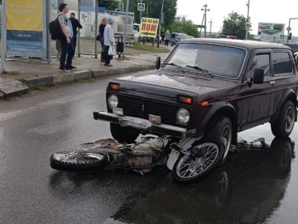 В Саратове ребенок на питбайке протаранил две машины