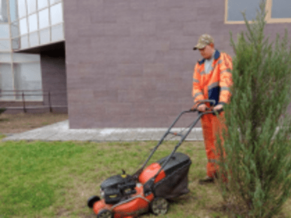 В Волжском районе продолжаются работы по уборке территорий