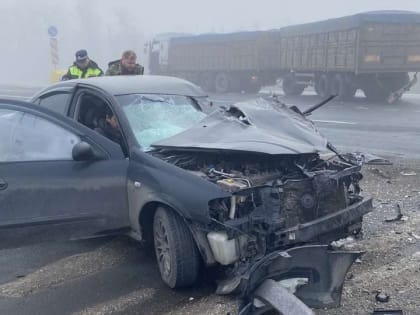 На саратовской трассе в столкновении с фурой пострадали двое из "Ниссана"