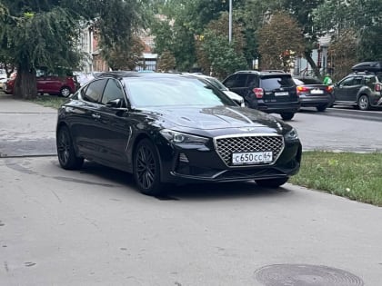 Автохамка на люксовом авто продолжает "оккупацию" тротуара в центре города