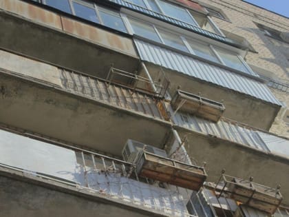 В Саратове при падении с высоты погибла пожилая женщина