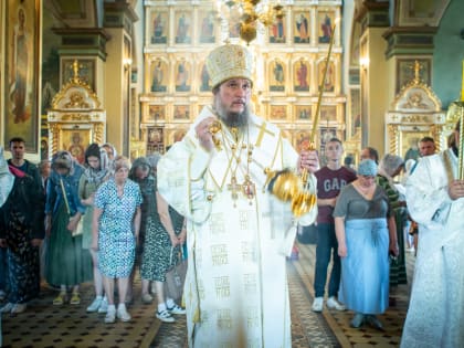 Епископ Пахомий совершил всенощное бдение в Свято-Троицком кафедральном соборе г. Покровска (Энгельса)