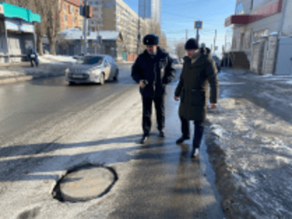 Продолжается работа по выявлению открытых смотровых колодцев