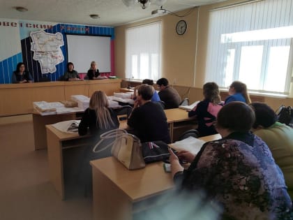 Территориальная избирательная комиссия при поддержке администрации района провела очередной обучающий семинар с председателями и секретарями участковых избирательных комиссий