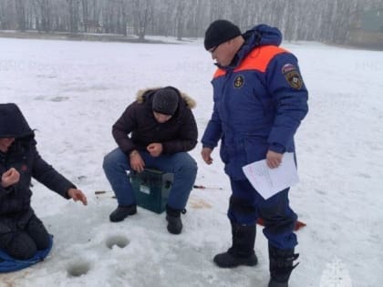 Всю зиму без рыбалки: запрет выхода на лед снова продляют