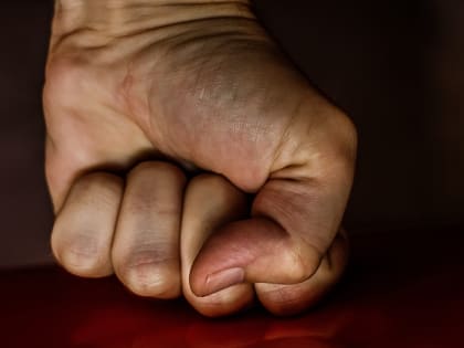 В Энгельсе судимый за избиение мужчина покалечил бывшую жену. Он отпущен под подписку