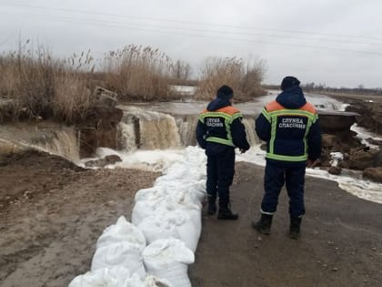 Паводок. На Еруслане разрушилась плотина, движение перекрыто