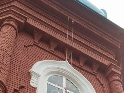 В Покровском храме Петровска ремонтируют фасад здания