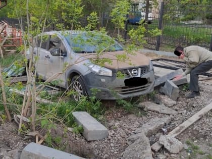 Иномарка пробила ворота храма, после чего скрылась. Нетрезвого водителя задержали