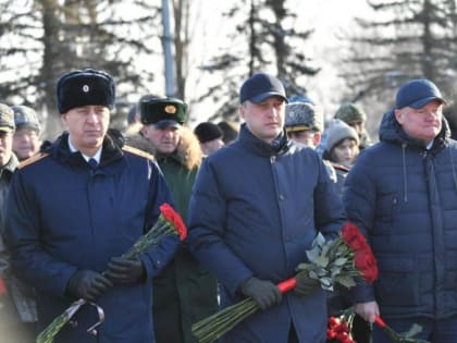 В День защитника Отечества Роман Бусаргин возложил цветы в Парке Победы