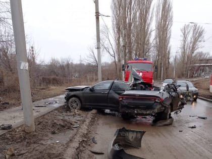 В Заводском районе иномарка врезалась в световую опору: водитель в больнице