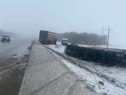 На трассе под Марксом перевернулась фура