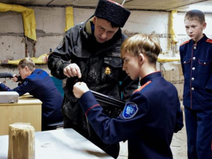 Казаки из поискового отряда «Пластун» показали школьникам мастер-класс по метанию ножей