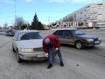 Пятнадцать за час: саратовским водителям напомнили о чистых номерах