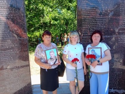 В парке Победы на Соколовой горе увековечили имена трёх петровчан, погибших в спецоперации