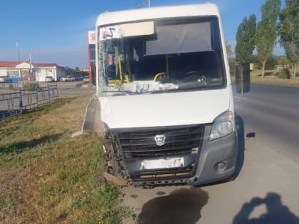 На Ново-Астраханском шоссе маршрутка влетела в столб