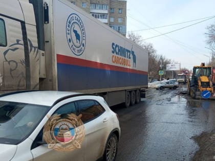 В Саратове возле станции скорой помощи фура сбила пешехода