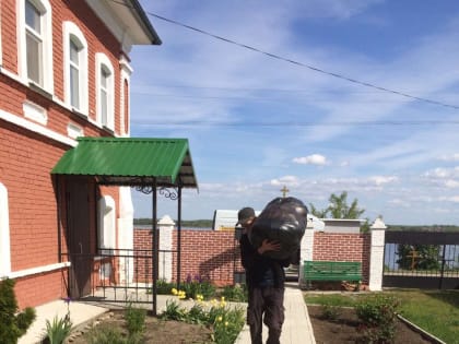«Благотворительный автобус» доставил партию вещевой помощи в Воскресенское