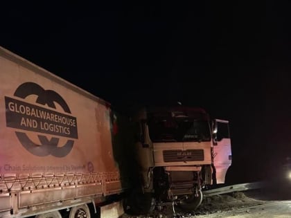 Женщина погибла при столкновении фуры с отбойником