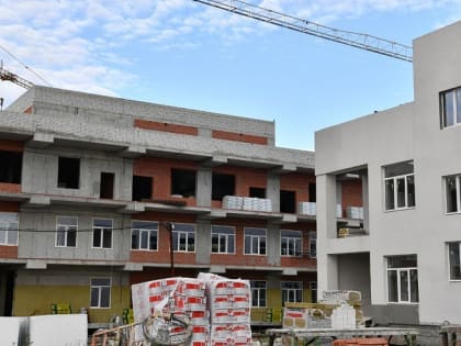 Губернатор посетил строящиеся объекты здравоохранения в Саратове