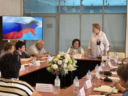 Заместитель председателя Общественной палаты Саратовской области, член Общественной палаты России Людмила Жуковская провела в Краснокутском районе выездное заседание комиссии по во