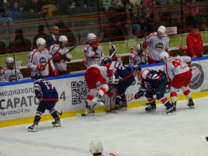 Саратовский "Кристалл" по буллитам уступил "Горняку-УГМК"