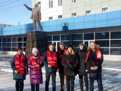 Коммунисты Кировского РК КПРФ возложили цветы к памятнику В.И. Ленину