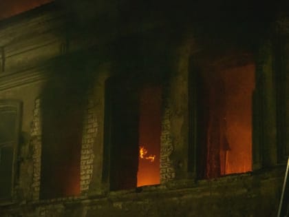 В Заводском районе горит очередной расселенный дом