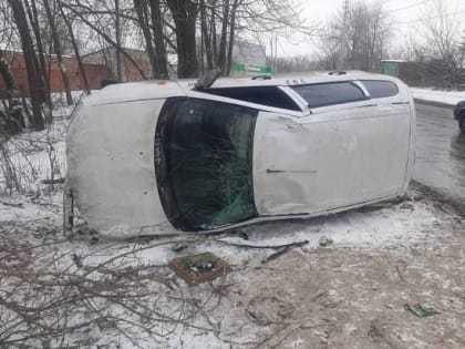 В Саратове автомобилист на отечественной легковушке не справился с управлением и перевернулся 