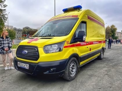 В Саратове медбрат в машине скорой помощи получил удар ножом от пациента-буяна