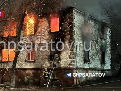 Пожарные ликвидируют возгорание нежилого дома