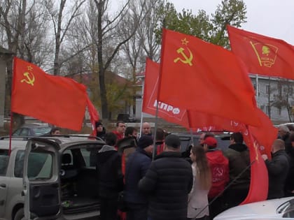 В Саратове состоялся автопробег КПРФ, посвященный 106-й годовщине Великого Октября